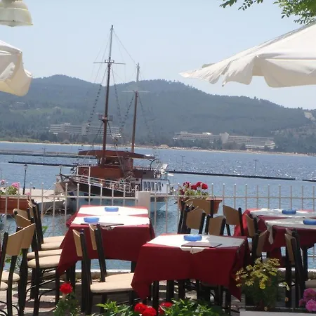 In Bb - Welcome To Petunia, In Neos-marmaras,xalkidiki ,greece, Triple 6 Penzion Neos Marmaras